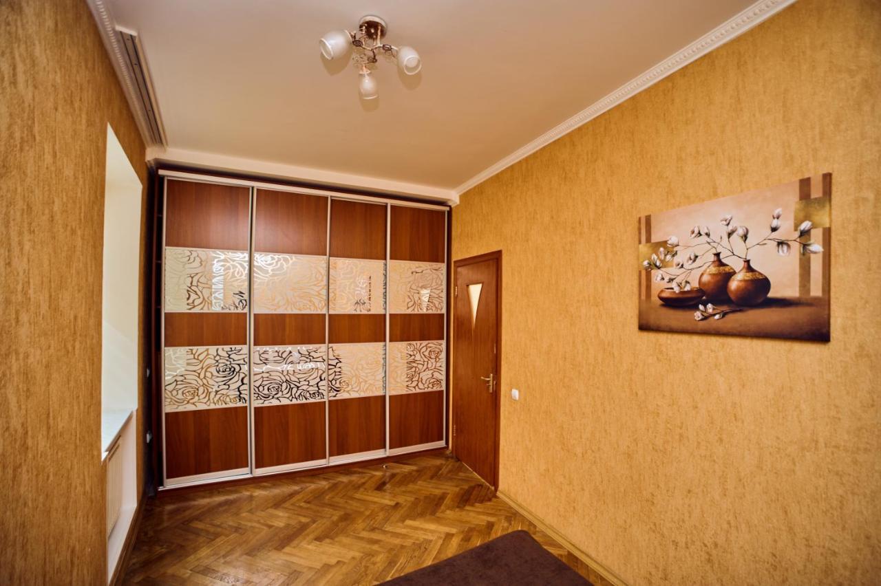 Apartments Near Potocki Palace ลวีฟ ภายนอก รูปภาพ